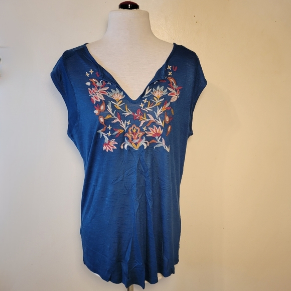 Fleur Bleue Tops - Women's Large Bohemian Floral Embroidery V-neck Sleeveless High-Low Tee Top